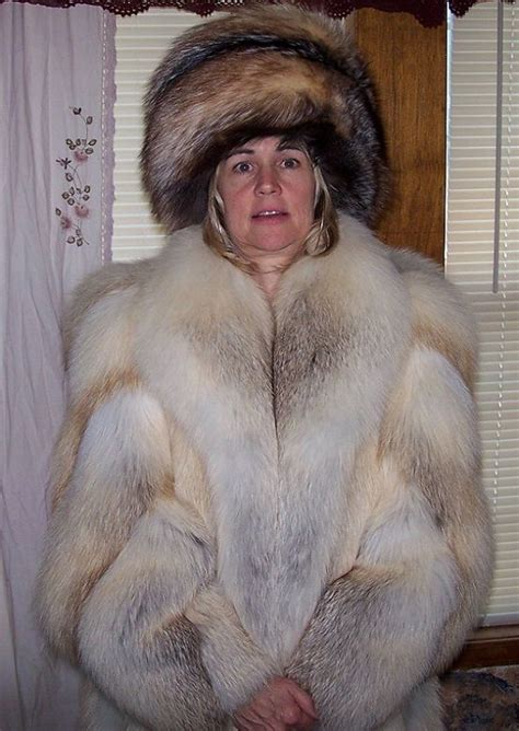 Pin By Alberto Ose Filguiras On Undershirts Fur Fashion Fox Fur Coat