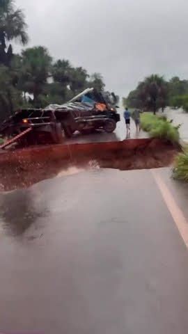 Chuva Abre Cratera Na Br Em Balsas Youtube