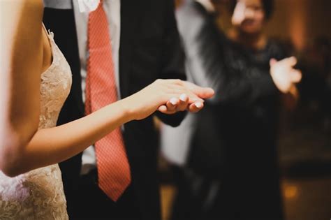 Novia Y Novio Bailando En Una Boda Foto Premium