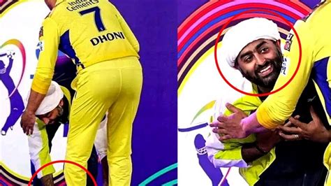 Watch Arijit Singh Touch The Feet Of MS Dhoni In The Opening Ceremony