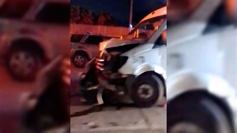 Choca De Transporte Público Con Camioneta Deja Daños Materiales En