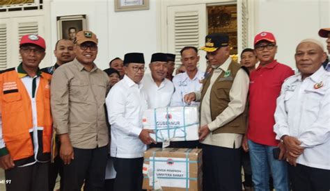 Mahyeldi Serahkan 12 Ton Rendang Sumbangan Masyarakat Sumbar Untuk