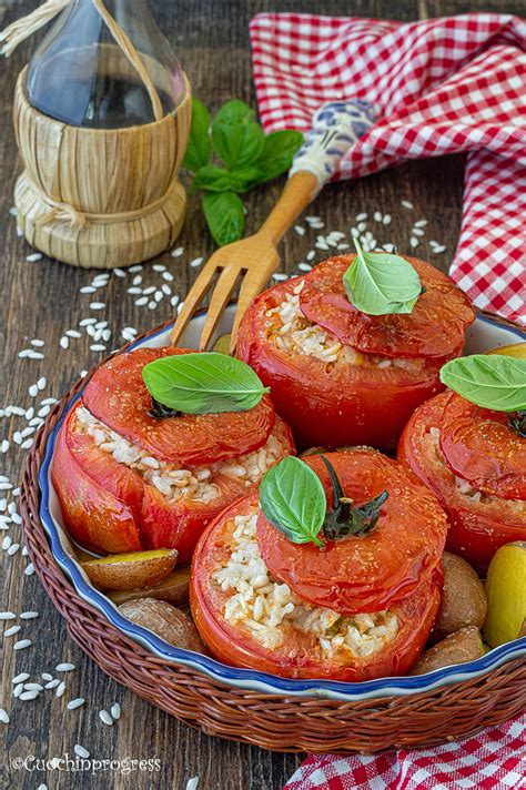 Pomodori Ripieni Di Riso Con Le Patate Piatto Unico Della Cucina Romana