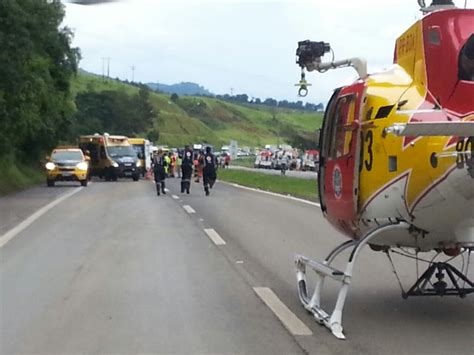 Três pessoas morrem em acidente entre caminhão e carro na Fernão Dias