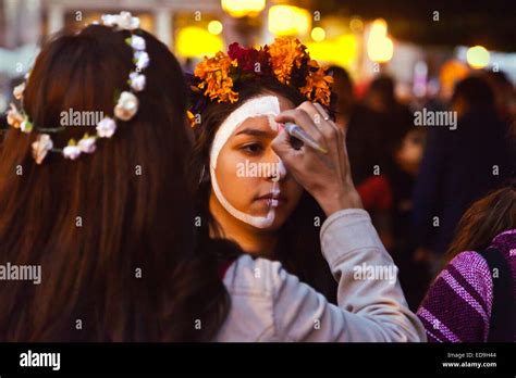 Rostros pintados como cráneos como las personas se transforman en