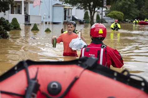 Inundaciones Catastr Ficas Dejan Muertos Y Decenas De