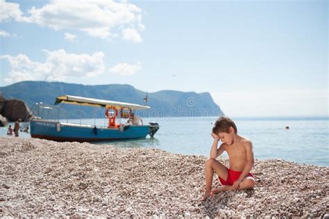 Um Pequeno Caucasiano Penoso Que Fica Entre A Erva Seca No Fundo Do Mar