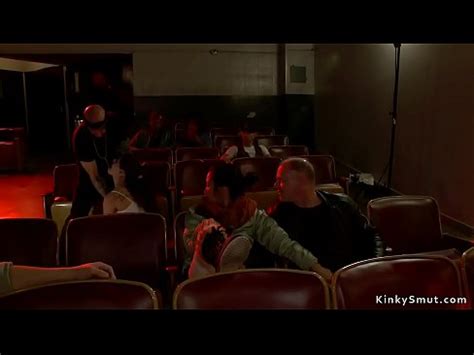 Sub gangbang follada en público teatro XVIDEOS