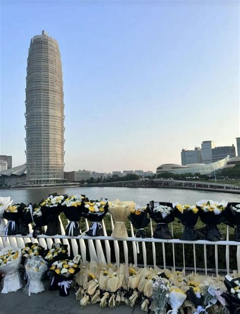 李克強逝世│鄭州現悼念人潮 公園擺放巨型遺像 緬懷締造鄭東新區 星島日報