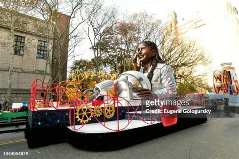 Balloon Float Parade Photos And Premium High Res Pictures Getty Images