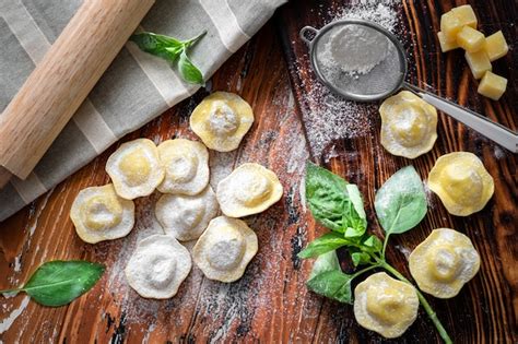 Rohe Italienische Ravioli Nudeln Mit Parmesan Und Basilikum Auf Einem