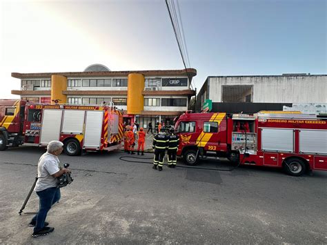 Inc Ndio Atinge Galeria De Lojas No Bairro Do Pinheiro Em Macei