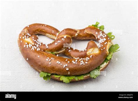 Bayerische Brezel Mit Petersilie Auf Weiay Hi Res Stock Photography And