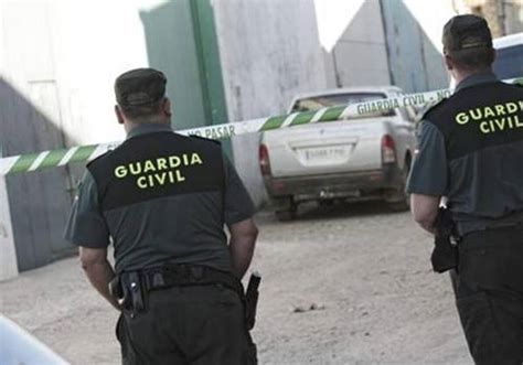 La Guardia Civil sigue en busca del hombre que disparó a su mujer en