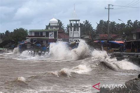 Jangan Ke Laut Dulu Cuaca Buruk Gelombang Tinggi Akan Terjadi Di