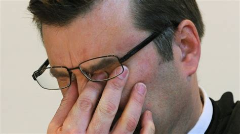 Pater stellt Bilder halb nackter Schüler auf Sex Seiten ins Netz