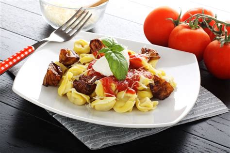 Tortellini Con Salsa Al Pomodoro Melanzana E La Ricotta Fotografia