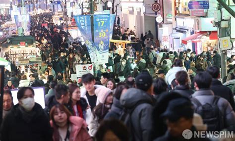 크리스마스이브 인파로 북적이는 명동 거리