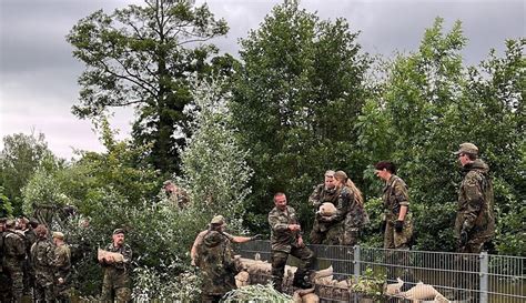 Gebirgsjäger kämpfen gegen das Hochwasser