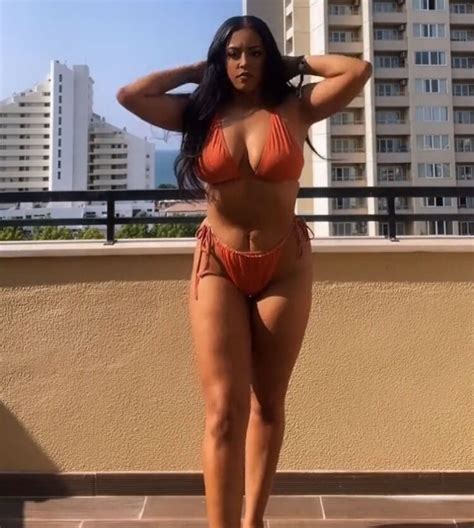 Hot Sexy Mary Fuller Bikini Pics