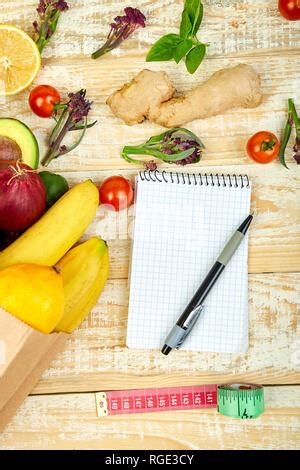 Concepto Grocering Bolsa De Papel Llena De Diferentes Frutas Y