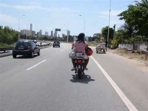 G1 Motociclista Da Pb é Flagrada Usando Capacete No Cotovelo E Não Na