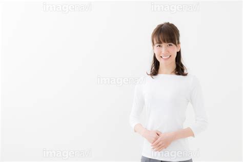 【手を前で組んだ若い女性】の画像素材31202996 写真素材ならイメージナビ