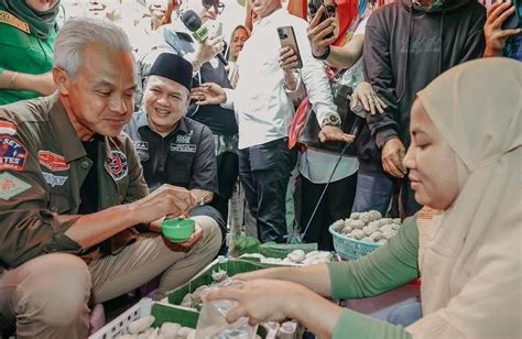 Blusukan Ke Palembang Ganjar Dengar Keluhan Pedagang Pasar Palimo Dan