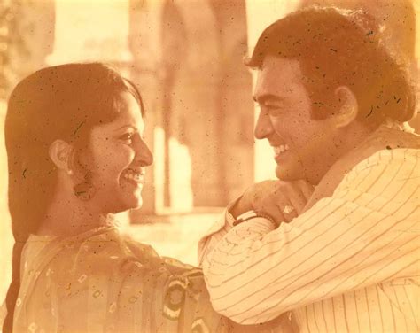 Waheeda Rehman Sanjeev Kumar Play Quiz Story Titles Home Movies