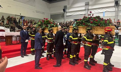 I Funerali Di Nicola E Giuseppe I Vigili Del Fuoco Morti A Matera