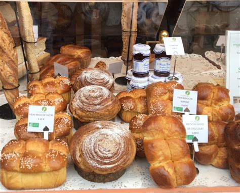 Fresh baked bread in a Paris boulangerie • HOUSE OF WEND