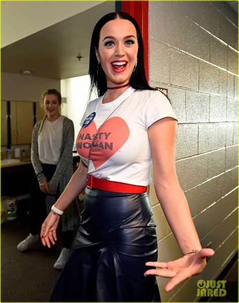 Katy Perry Visits Unlv Dorms Urges Students To Vote For Hillary