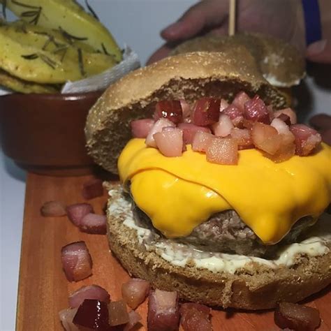 Hambúrguer Com Cheddar E Bacon Bru Calderon