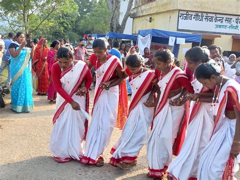 सांस्कृतिक दल के कलाकार गीत व नाट्य कला के माध्यम से राज्य सरकार की योजनाओं से ग्रामीणों को कर