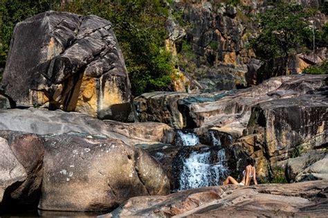 Una Hermosa Chica En Bikini Blanco Nada En Una Piscina Natural En Jourama Falls Queensland