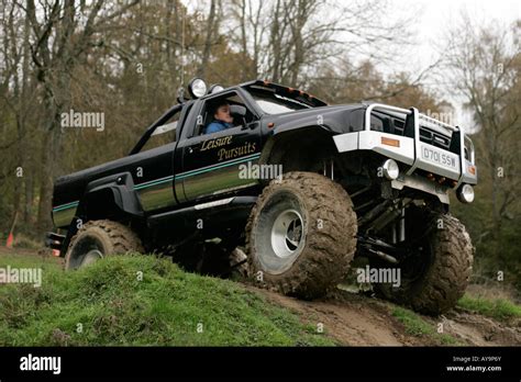 Monster Truck Auf Dirt Track Hügel Stockfotografie Alamy