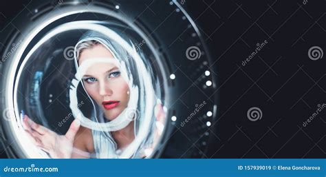 Une Belle Jeune Blonde Ressemble Au Hublot D Un Vaisseau Spatial Portrait Futuriste Image Stock