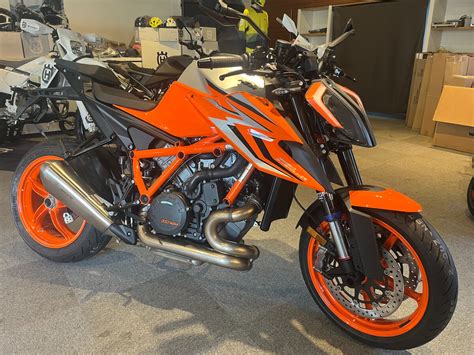 Купить б у KTM 1290 Super Duke R Evo инжектор 6 передач в Москве оранжевый naked bike 2022 года