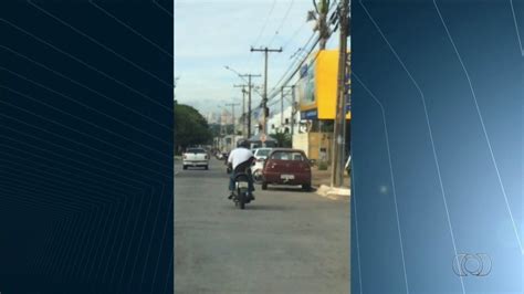 Motociclista leva cachorro na garupa e fura sinal vermelho em Goiânia