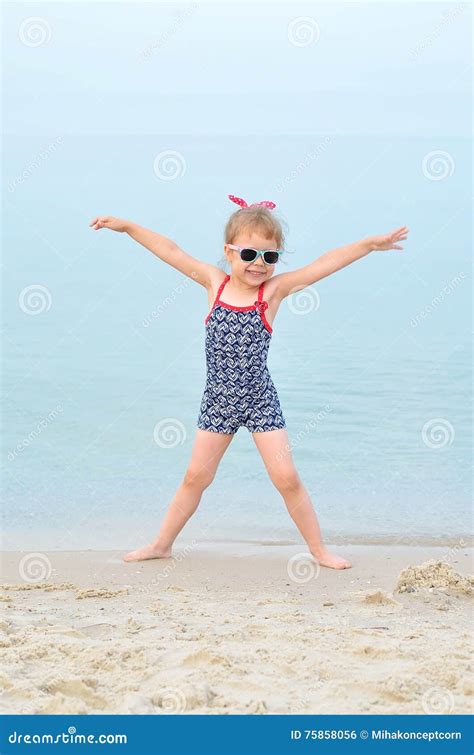 Petite Fille Avec Du Charme Posant Dans Un Maillot De Bain Sur La Plage