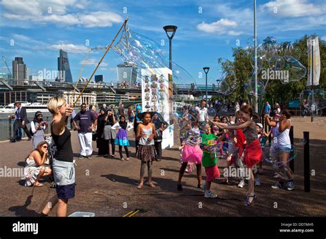 Street Entertainer The Queen S Walk London England Stock Photo Alamy