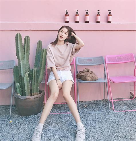 Hot girl Pimtha bỗng dưng khiến người ta hết hồn trong bộ váy màu hường lồng lộn