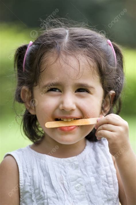 Fondo Linda Chica Sonriente Sosteniendo Un Bastón De Caramelo Foto E