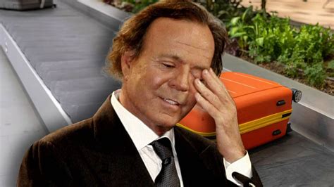 Insólito Julio Iglesias Es Retenido En Un Aeropuerto Por El Contenido