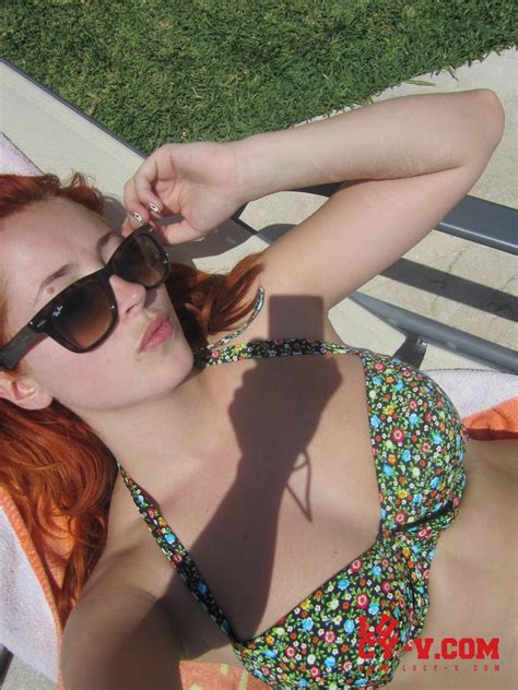 Lucy V Toma El Sol Y Se Quita El Bikini Y Muestra Sus Pechos Naturales Fotos Porno XXX Fotos