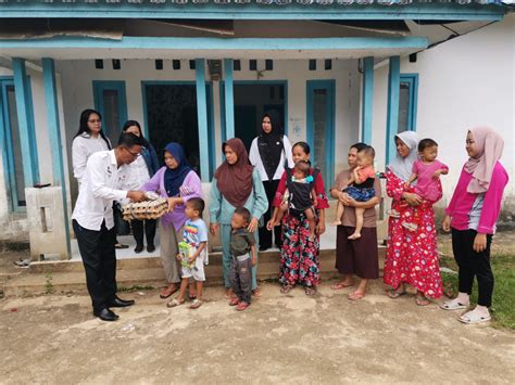 Bappedalitbang Sekadau Salurkan Bantuan Untuk Balita Stunting Di Dusun