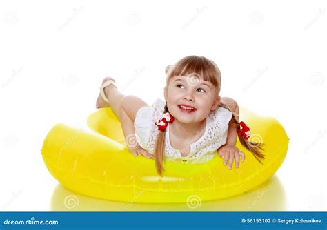 La Fille Blonde Joyeuse Heureuse Avec Des Tresses Est Sur A Photo Stock Image Du Preschooler