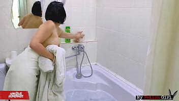 Sexy milf obtiene un poderoso orgasmo en el baño XVIDEOS