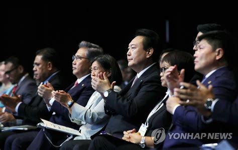 주제영상 시청하는 윤석열 대통령 연합뉴스