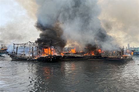 Kebakaran Hebat Belasan Kapal Di Pelabuhan Tegal Ludes Regional